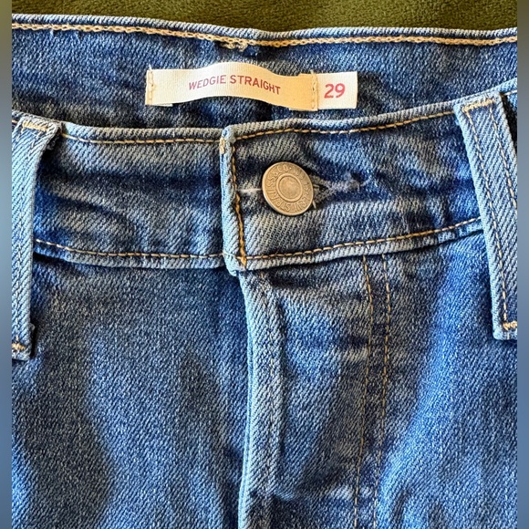 Like new! Levi's Wedgie Straight Jeans Sz 29 - Picture 4 of 4
